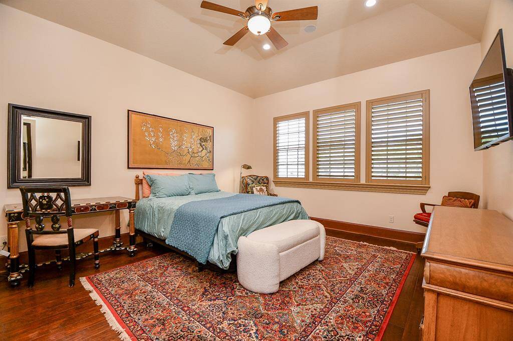 Secondary bedroom.