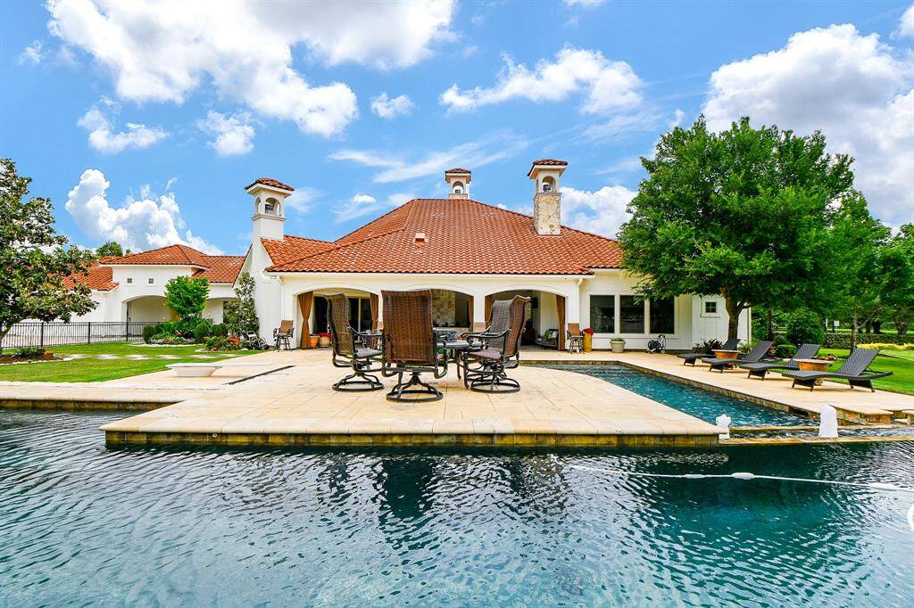 Large pool for laps or just have fun.