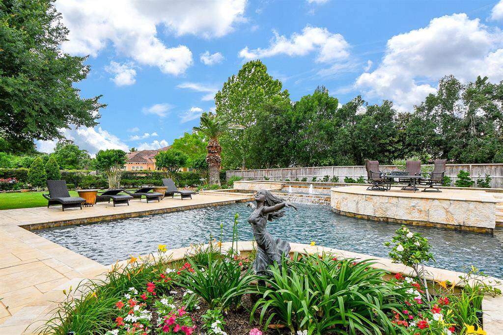 Beautifully landscaped yard providing ample sitting areas.