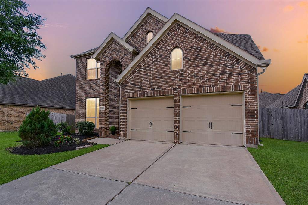 Welcome home to 2804 Sable Creek Ln nestled in the popular master planned community of Shadow Creek Ranch in Pearland, TX! Come home with ease as you drive in your spacious driveway and two-car attached garage.
