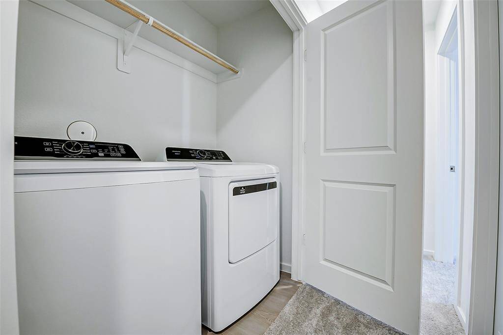 Comes with washer & dryer.