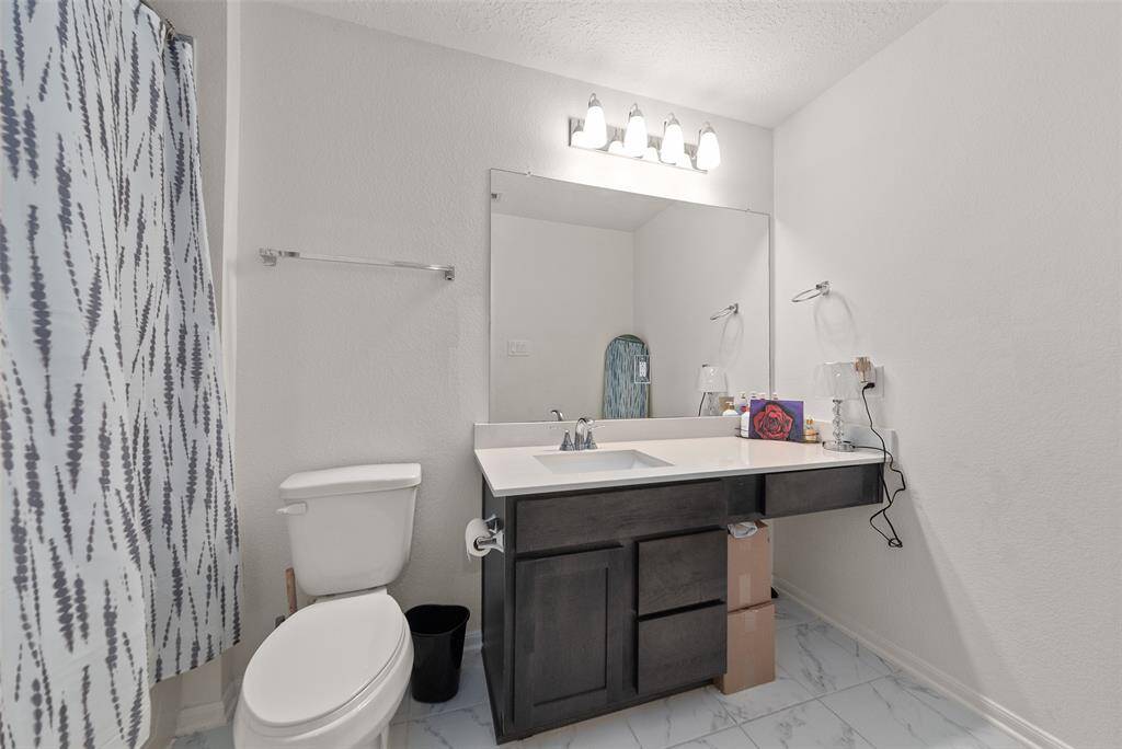 Upstairs full bathroom