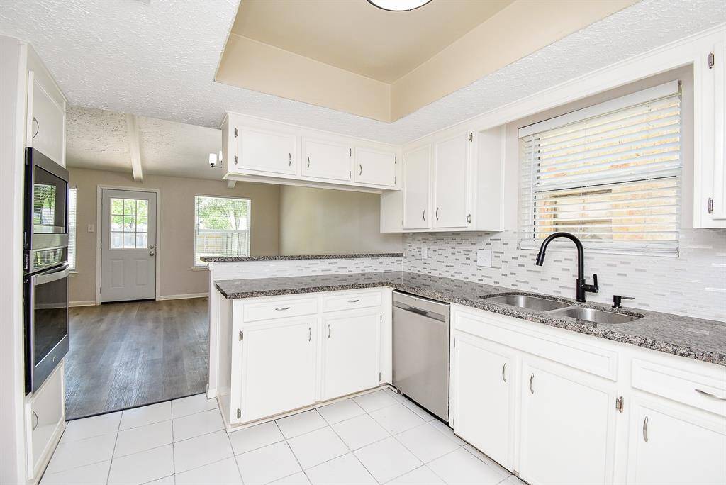 Elegant cupboards & like new appliances make for beautiful nights in!