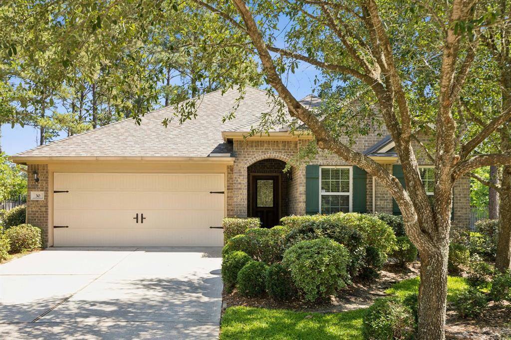 30 Tallgrass Ct in the Village of Creekside The Woodlands, TX is a lovely 3/3/2 complete with bonus room up and generator!