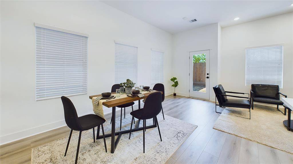 Open concept area with access to the backyard, perfect for entertaining and family gatherings.