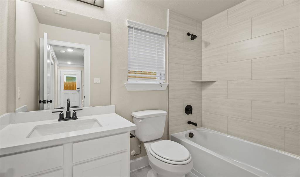 Hall bath (*Photo not of actual home and used for illustration purposes only.)