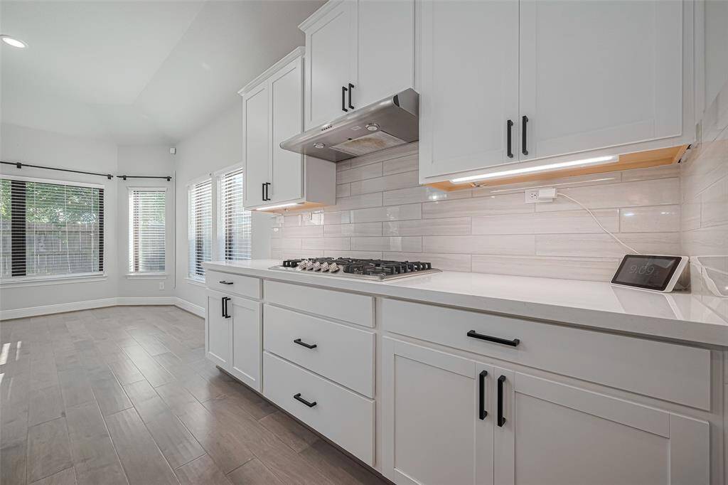 Designer back splash and this kitchen is cooking with GAS!
