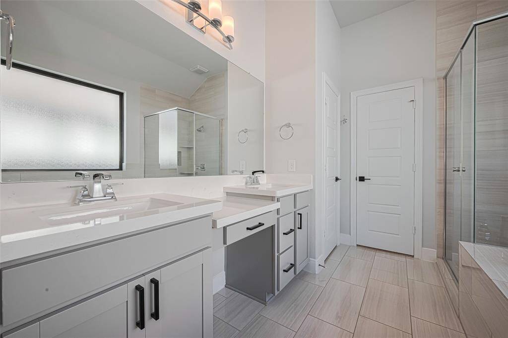 Dual sink with seated vanity area