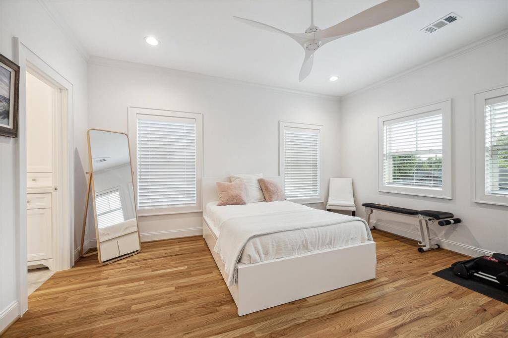 Sizeable secondary bedroom with en-suite bath
