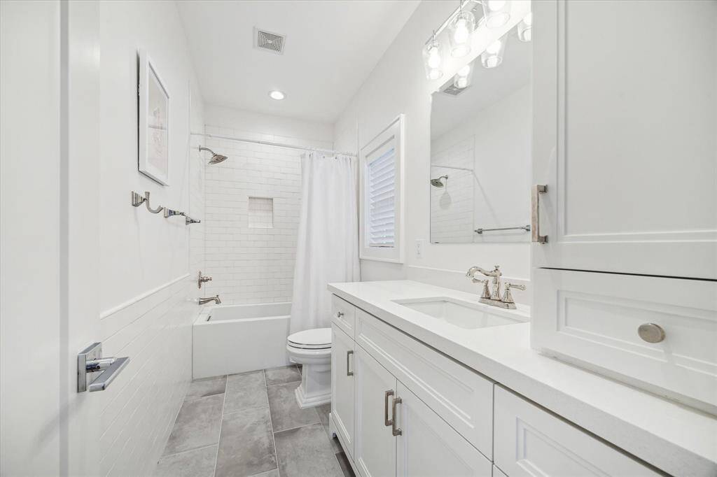 Secondary bath with tub/shower combo