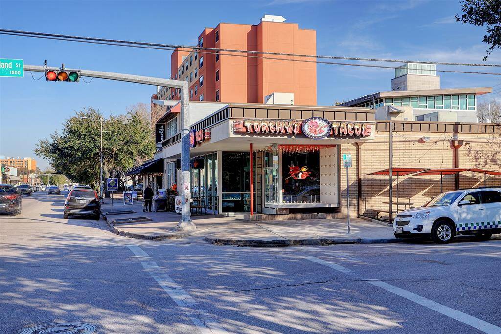Close proximity to all the amenities, parks, restaurants and shopping the Heights has to offer!
