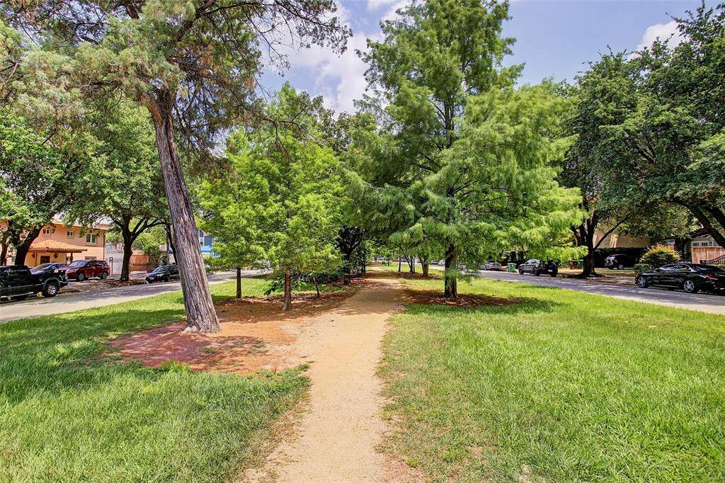 Close proximity to all the amenities, parks, restaurants and shopping the Heights has to offer!