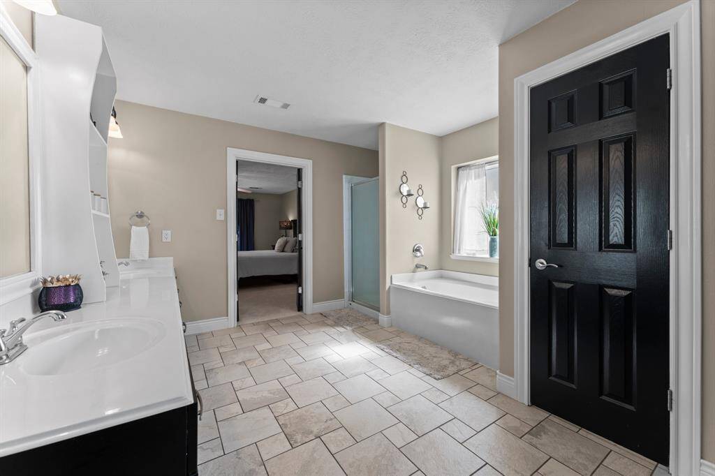 Another view of the bathroom.