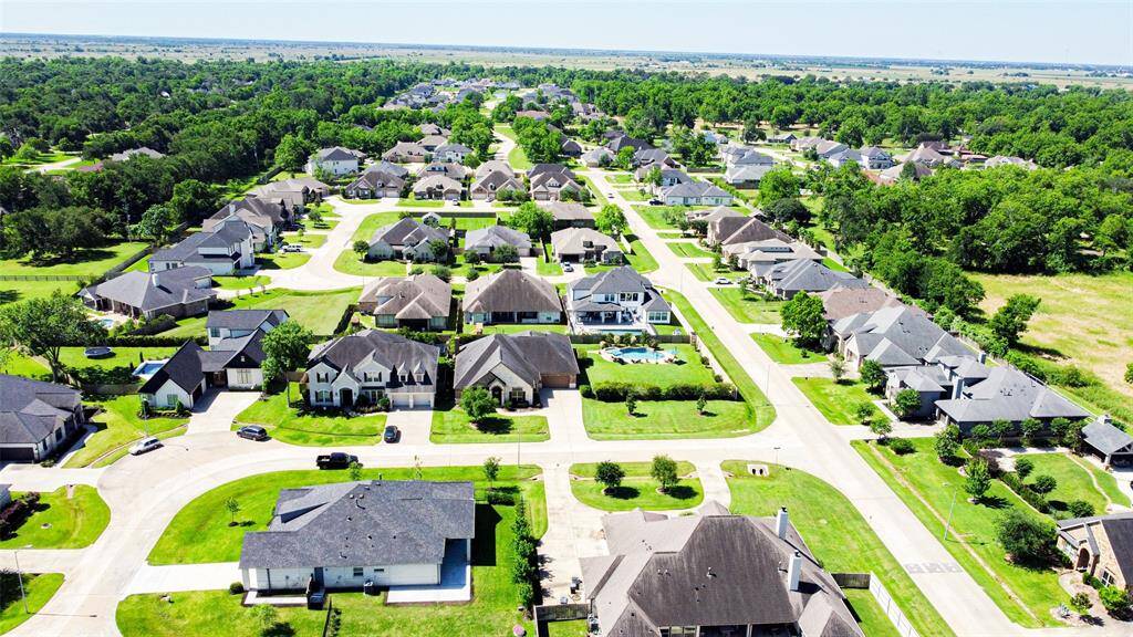 The Weston Lakes community offers a wealth of amenities, including a picturesque golf course, a fully-equipped fitness center, the Waterside Grill, tennis courts, a family pool, and a relaxing adult pool.