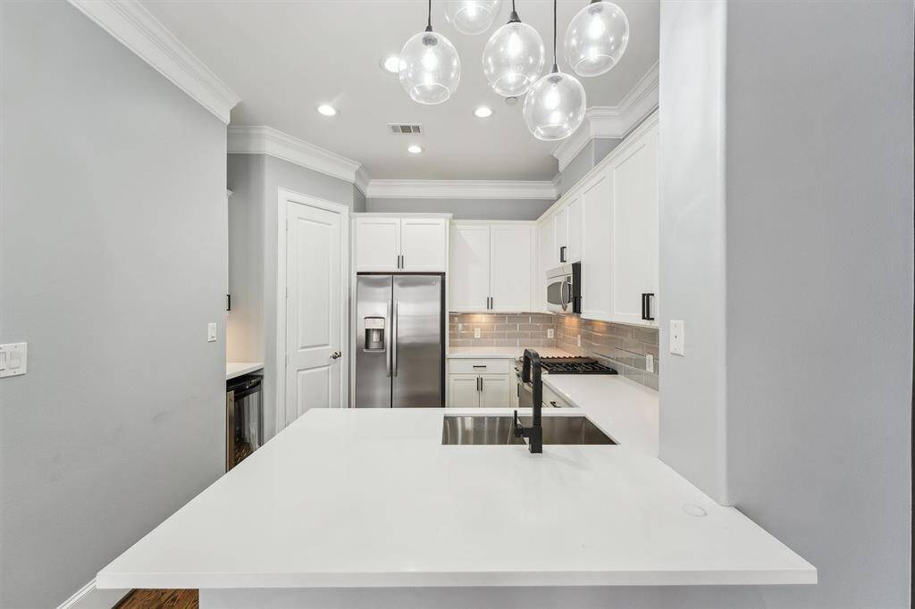Kitchen w/Quartz Counter tops