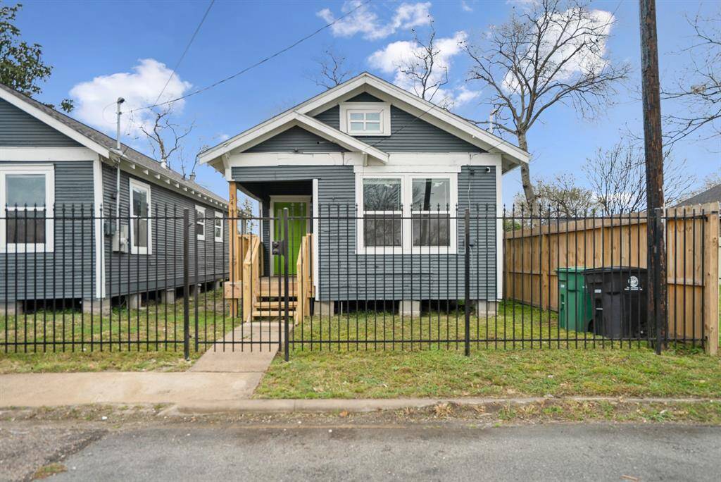 fully gated/fenced