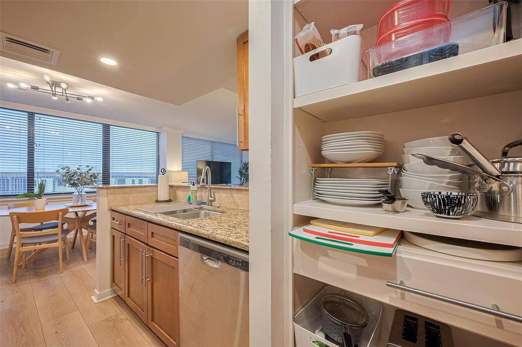 This open shelving provides a practical feature in the kitchen, perfect as additional storage.