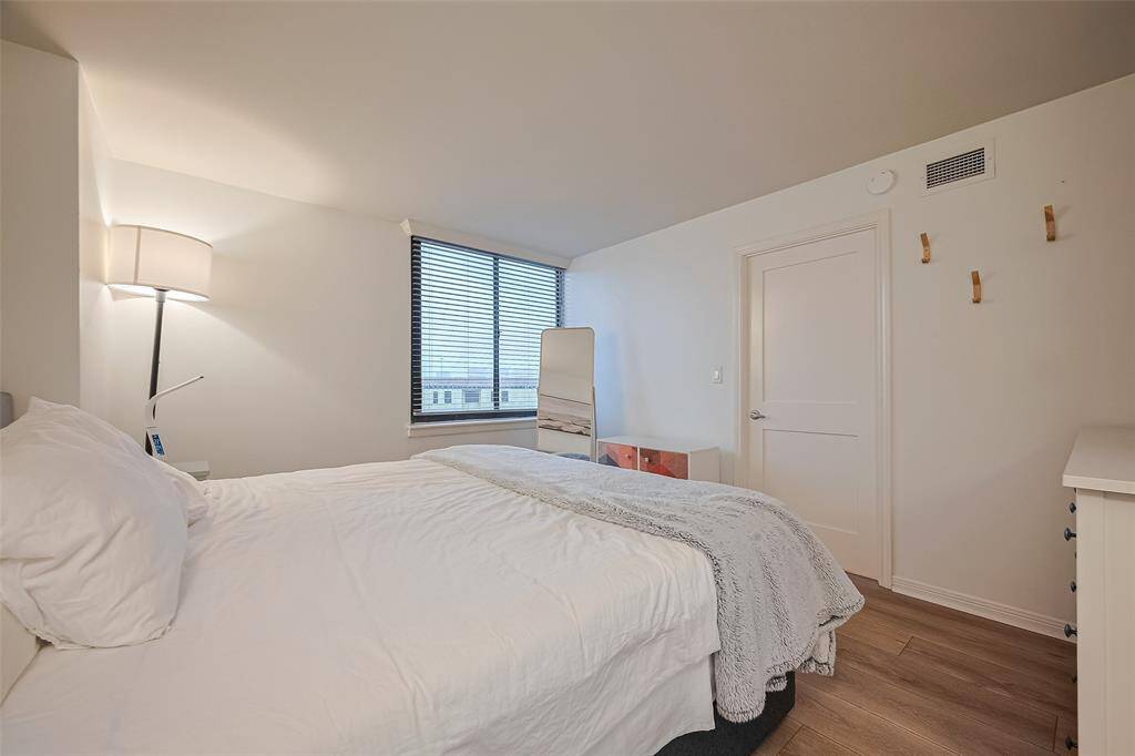 Start your mornings with panoramic views of downtown Houston—the vantage point from this bedroom turns the city into a daily inspiration.