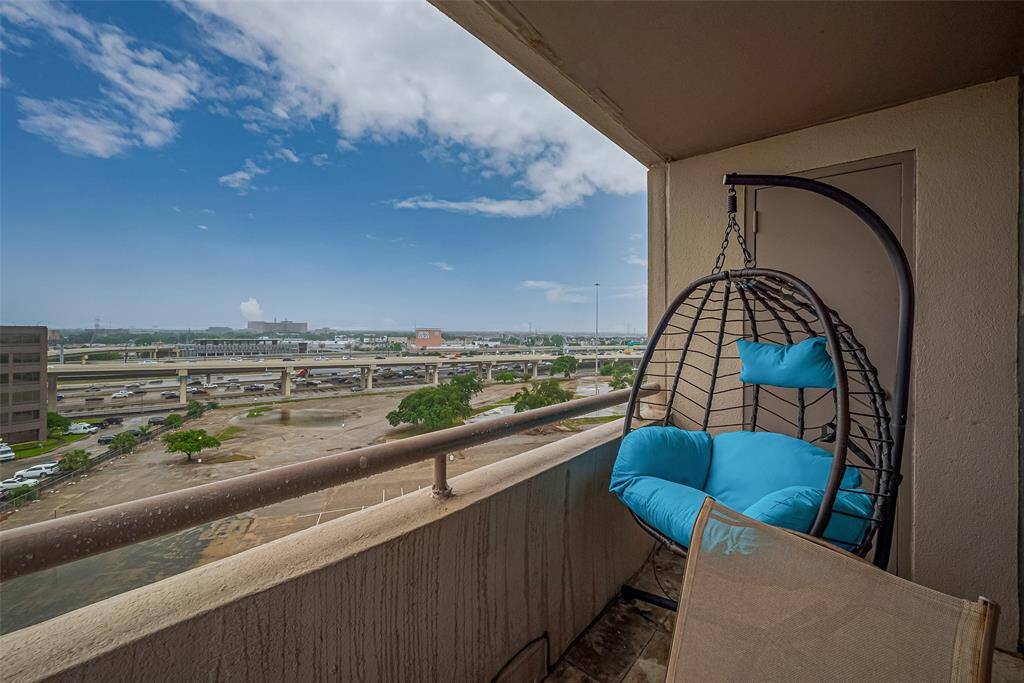 Step onto the balcony for a sweeping perspective of Houston’s ever-changing skyline, from sunrise to city lights after dark.