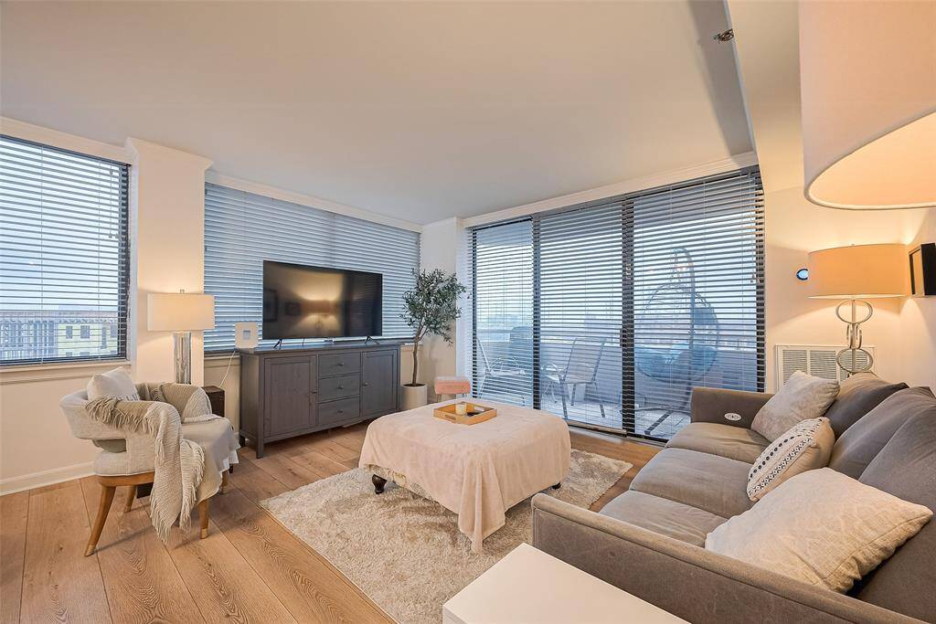 Expansive windows draw your gaze outward to panoramic vistas of Houston’s southern and eastern horizons, a breathtaking backdrop from any seat in the room.