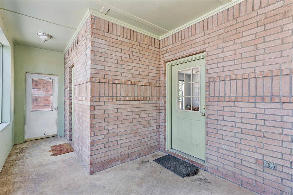 Versatile flex room with a view, conveniently located near the back patio for seamless indoor-outdoor entertainment!