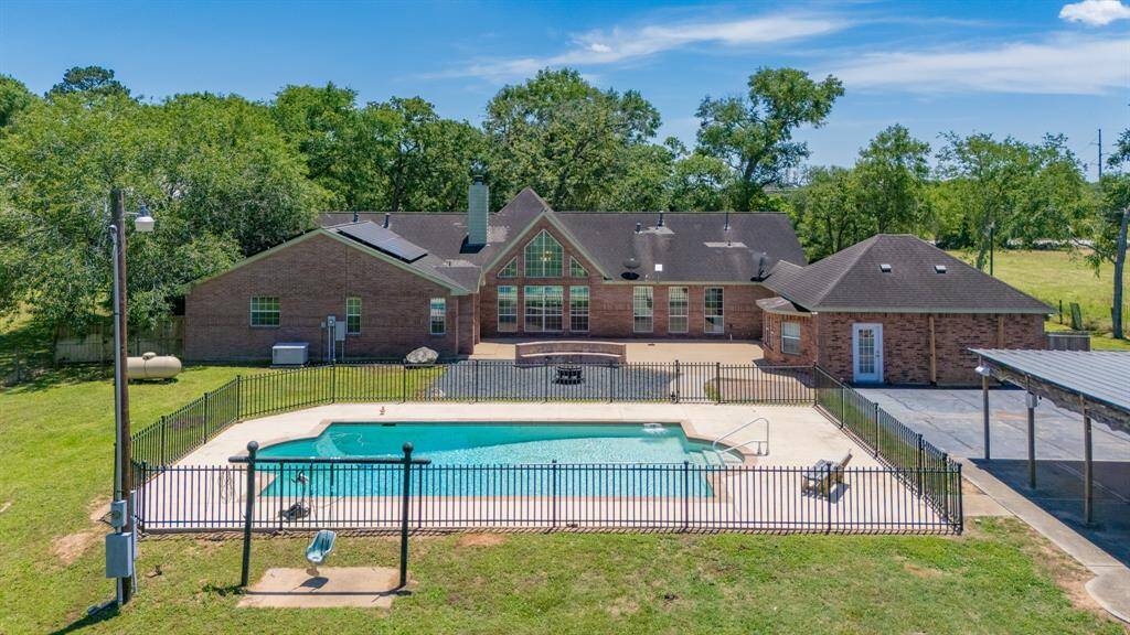 Expansive driveway offering a warm welcome home.