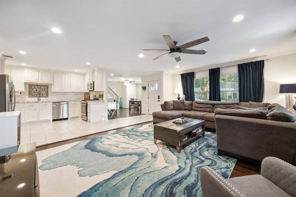 Cook, dine, and lounge—without missing a moment! This open-concept layout means you're always in the action, even if you're just here for the nom noms!