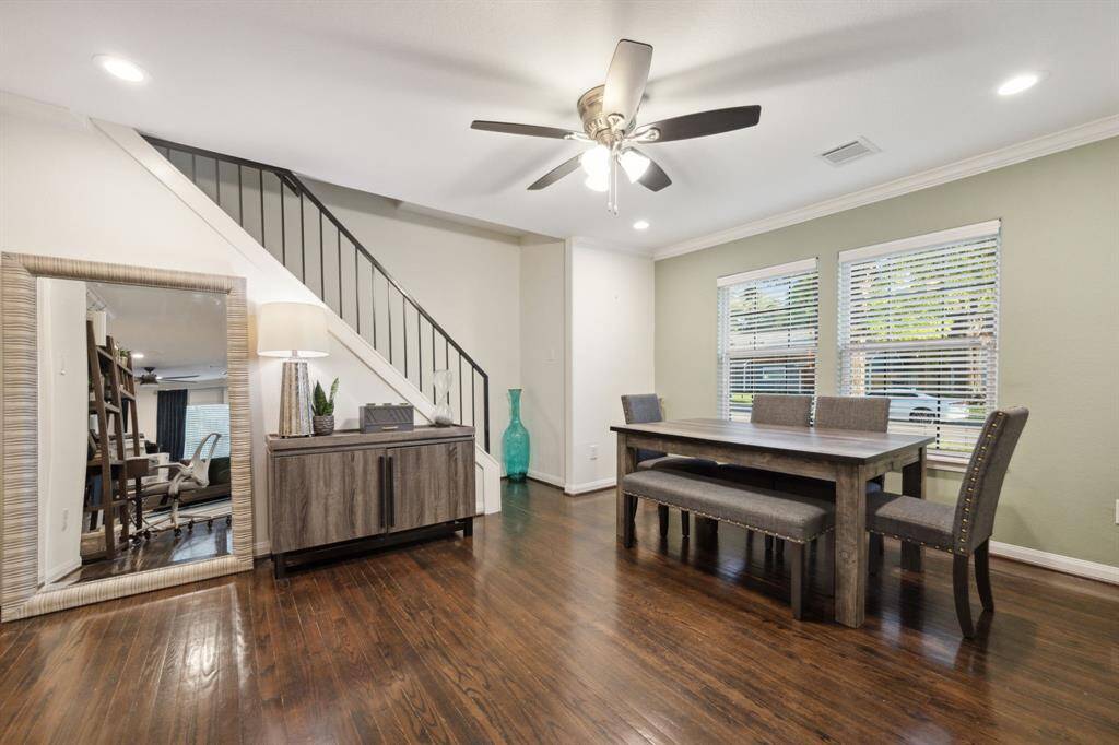 Dinner table seating and stairway drama—HGTV, is that you?