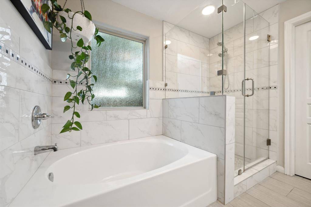 Whether you’re a “bubbles and candles” type or a “power-shower and go, this bathroom is giving clean, calm, and collected.