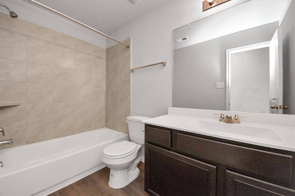 Secondary full bath