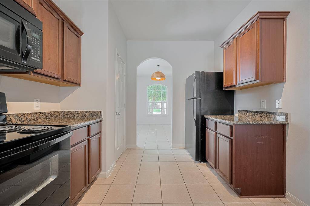 Ample space in the kitchen.