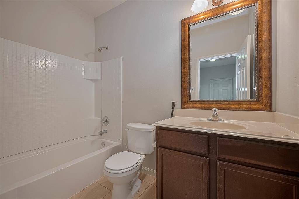 Secondary bathroom with tub/shower combo.