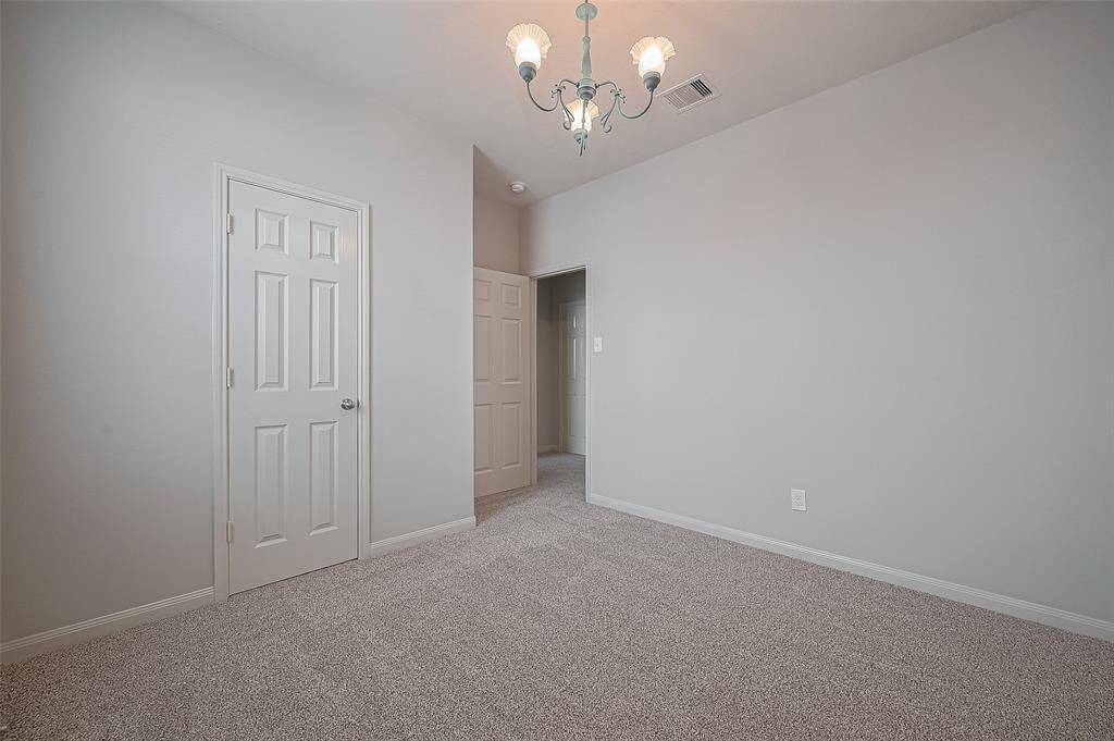 Decent size closet.