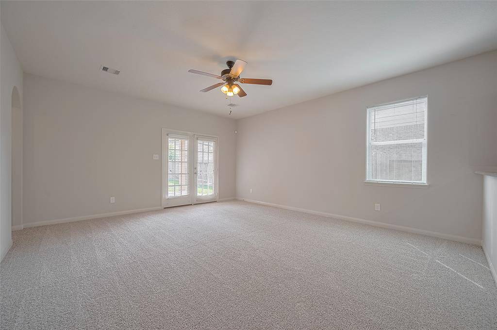 Huge living area with new carpet.