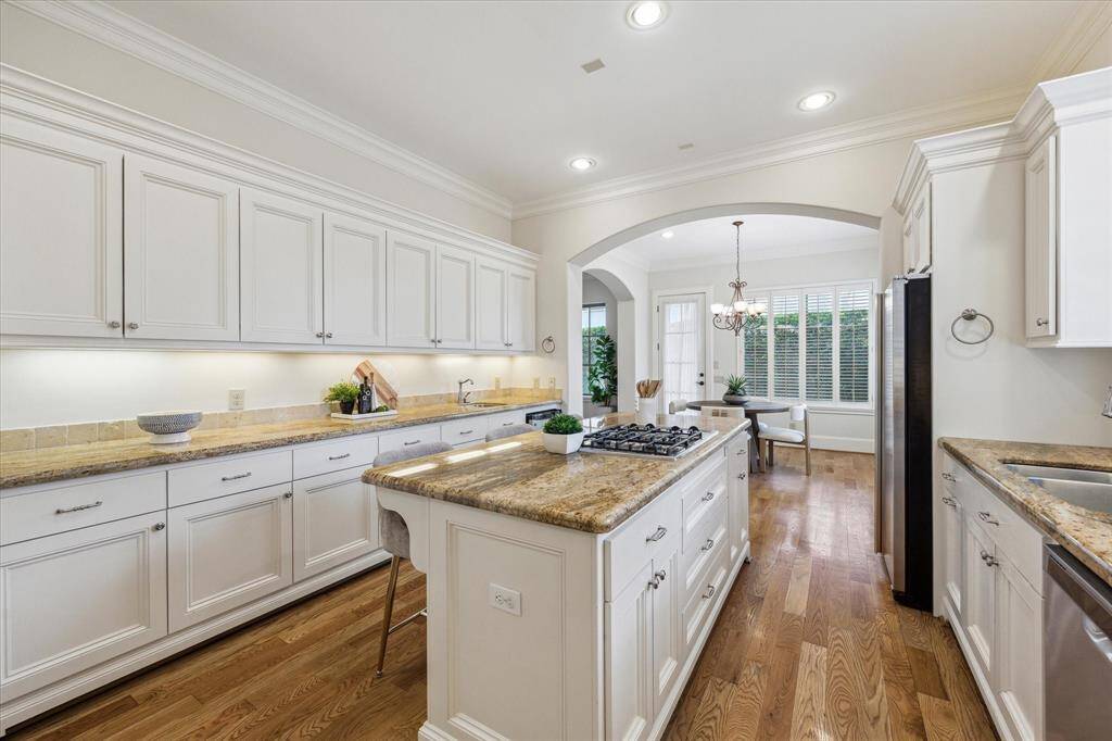 The gas cooktop on the island makes it easy to cook while entertaining or keeping an eye on loved ones.