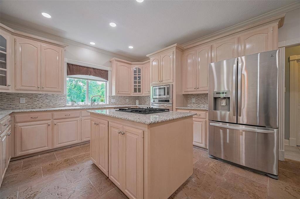 Gas (propane) cooktop on the island, stainless appliances, tons of cabinet and counter space and an absolute must -- a window over the kitchen sink!