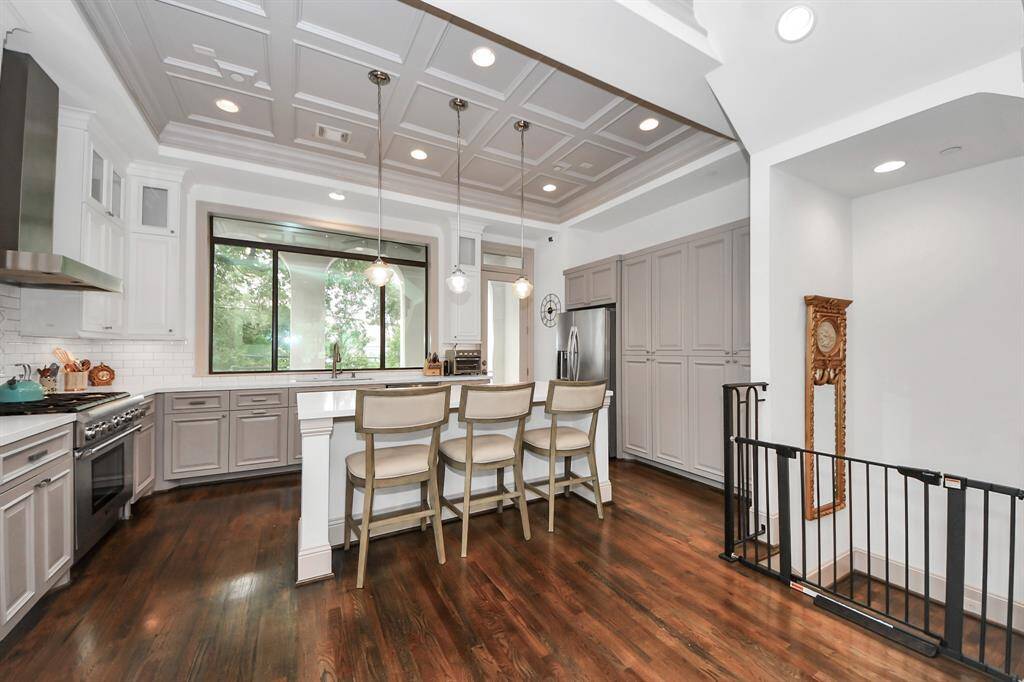 Kitchen & breakfast area