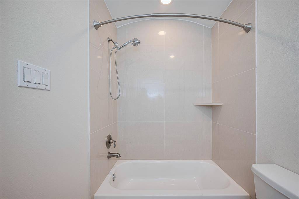 Tub/shower combo!
