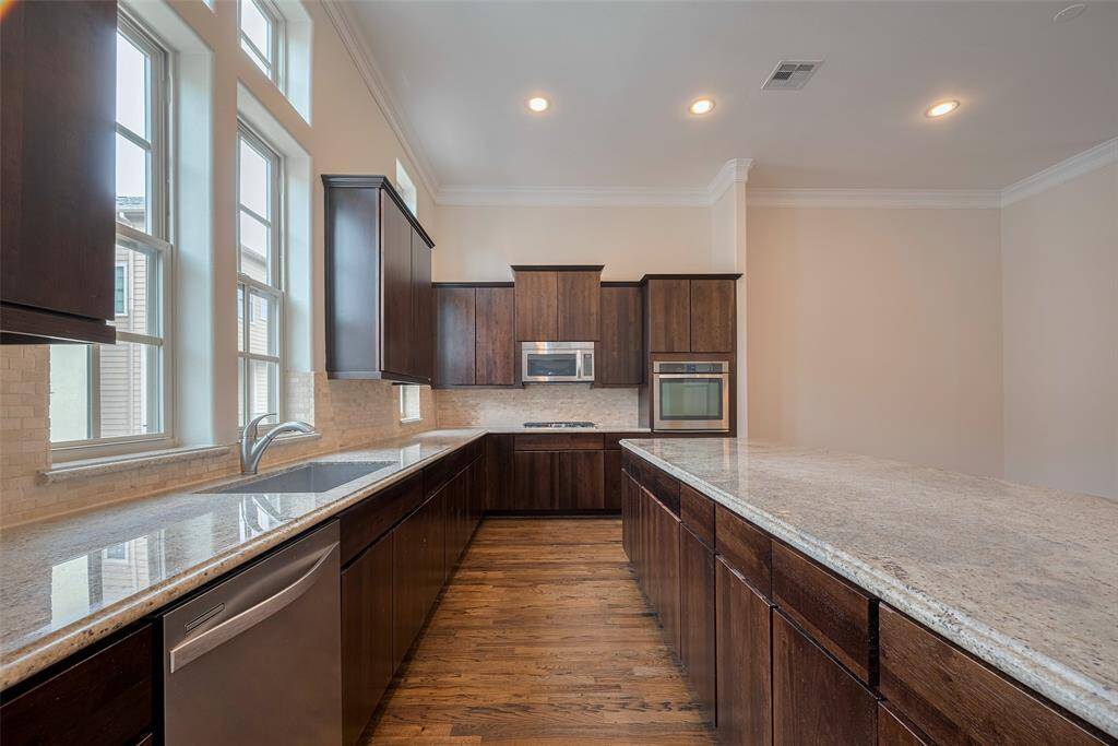 And that counter space!! Wow!