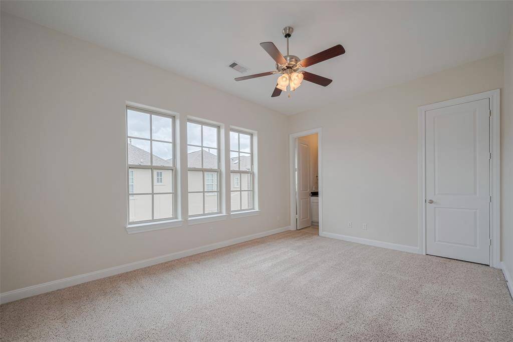 Secondary bedroom.