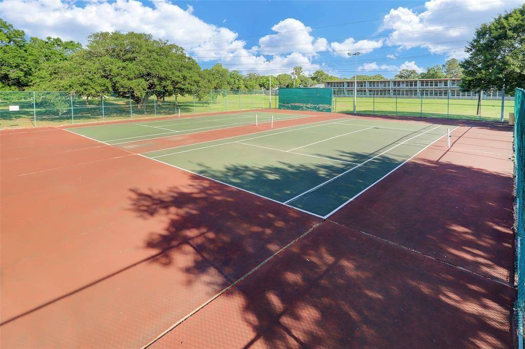 Walking distance to Tennis courts in subdivision