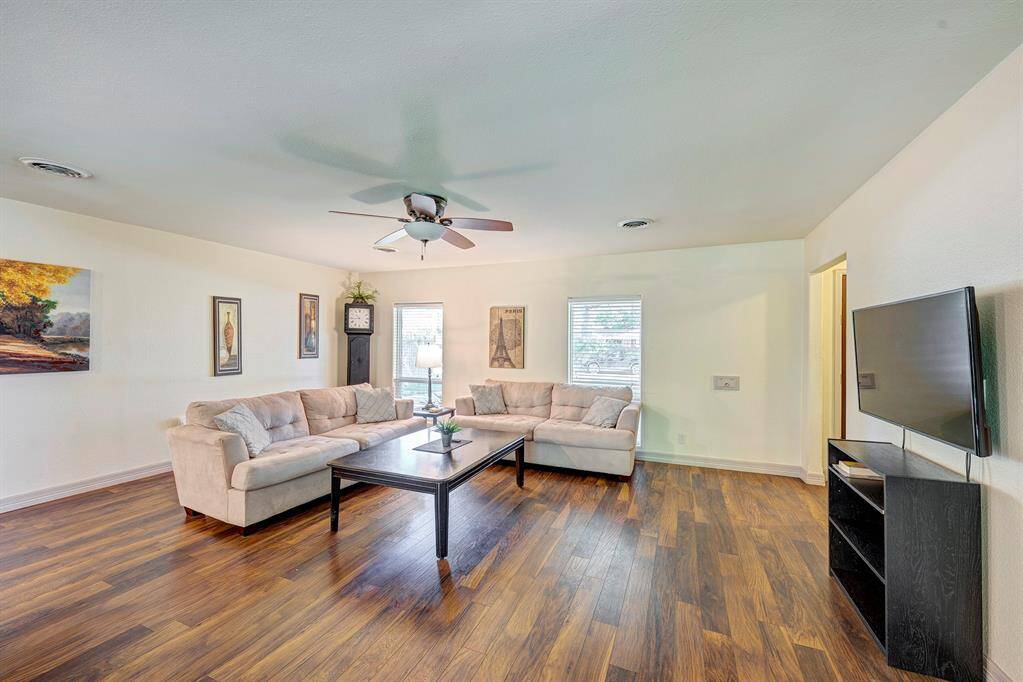 Ample living room space, great for family gatherings.