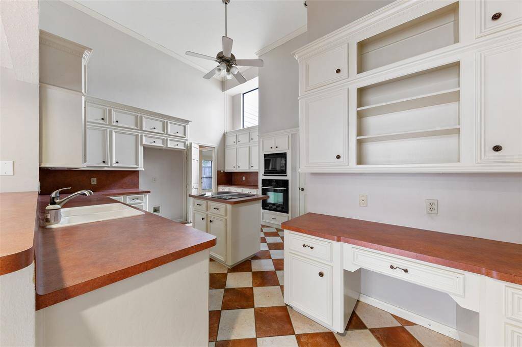 Kitchen with great layout and potential—ready for your personal touch or updates.