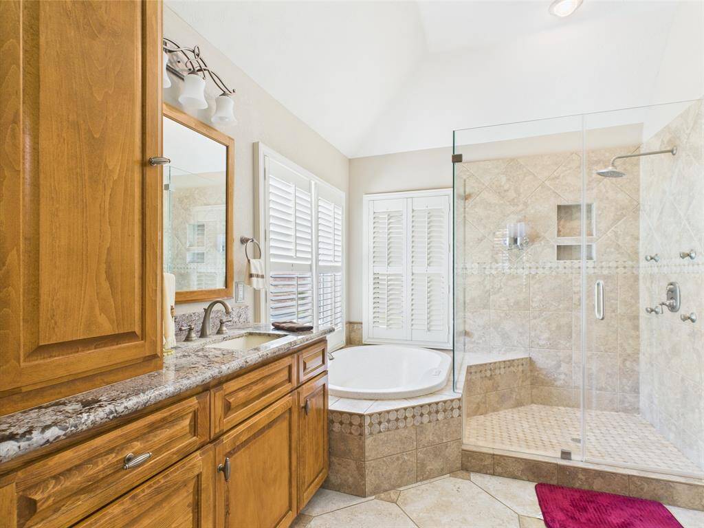 en suite primary bathroom