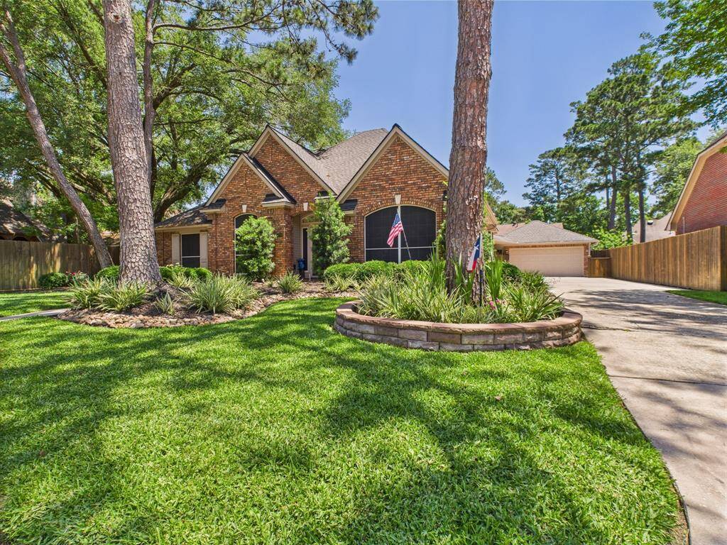 Detached garage with ample driveway