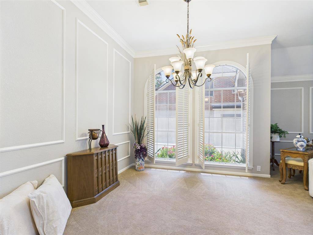 formal dinning room.