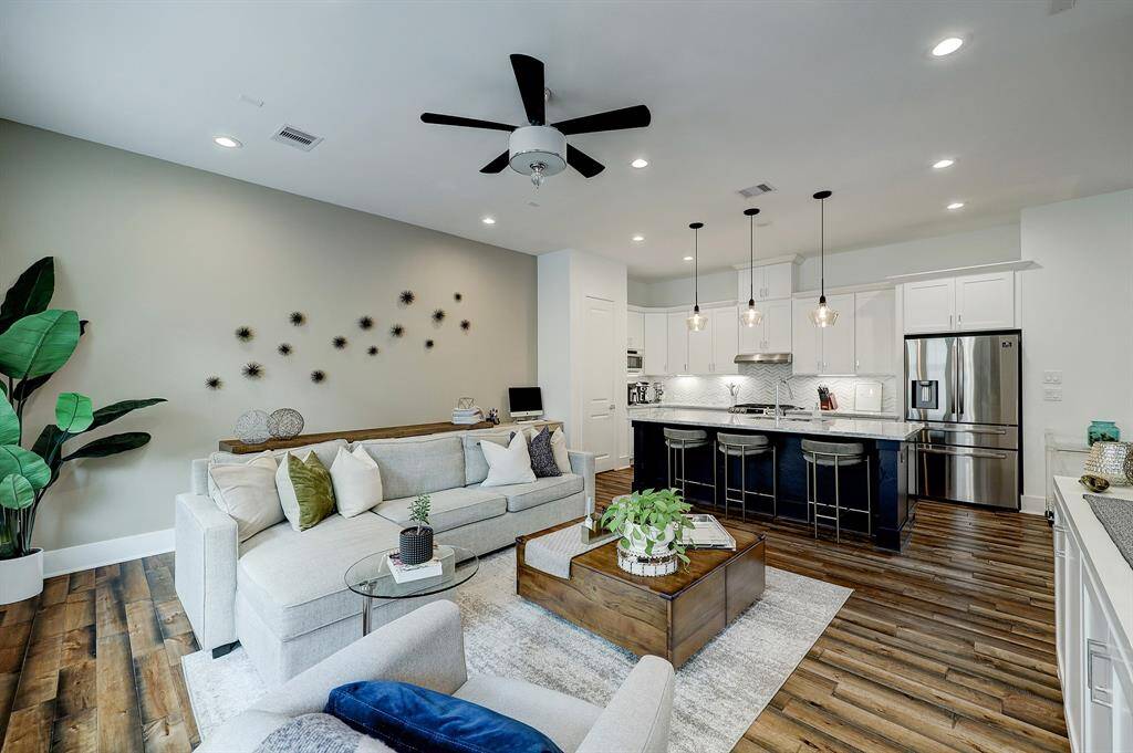 In this picture you can appreciate the beautiful engineered flooring and the kitchen/family room combo