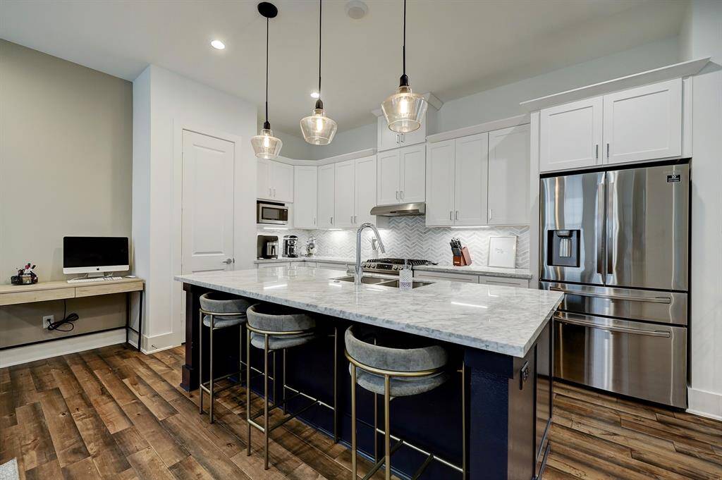 Cook's island incorporates the kitchen sink and a nice overhang countertop to entertain while cooking, or to simply have your breakfast.