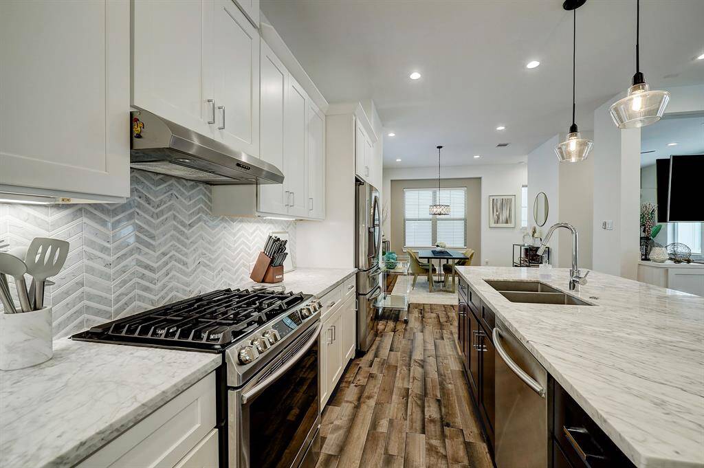 Great stainless appliance package includes a gas cooktop/oven.