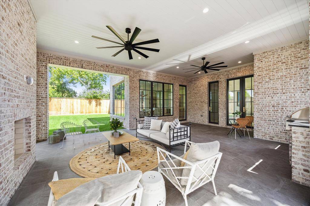 Large seating area under cover outside is perfect for entertaining!